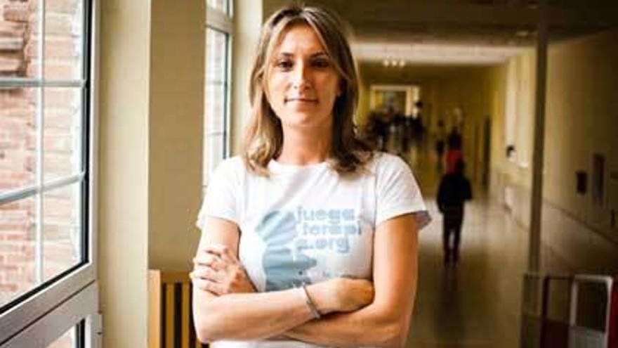 Mónica Esteban Morán, con una camiseta de Juegaterapia.