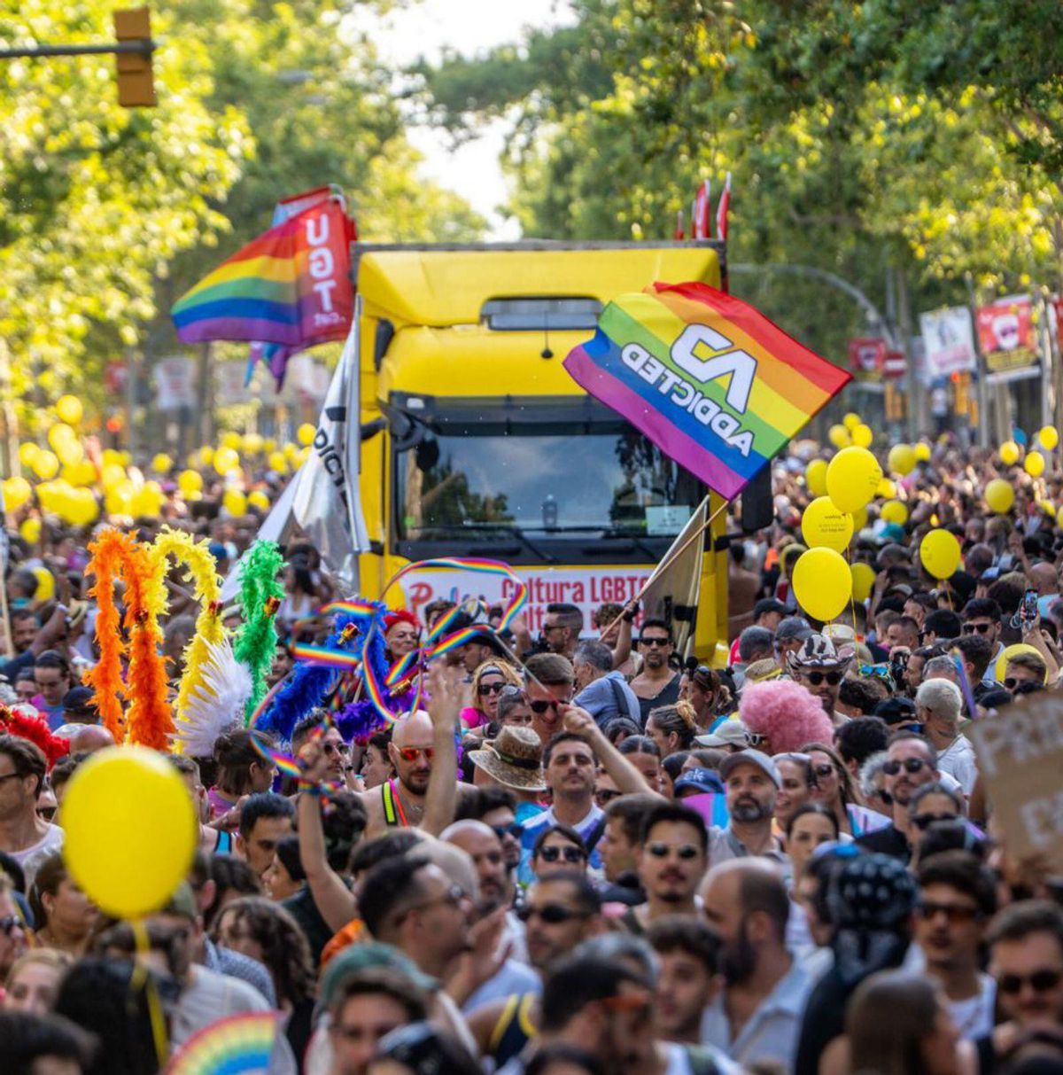 Barcelona vibra amb els colors del Pride en una desfilada multitudinària