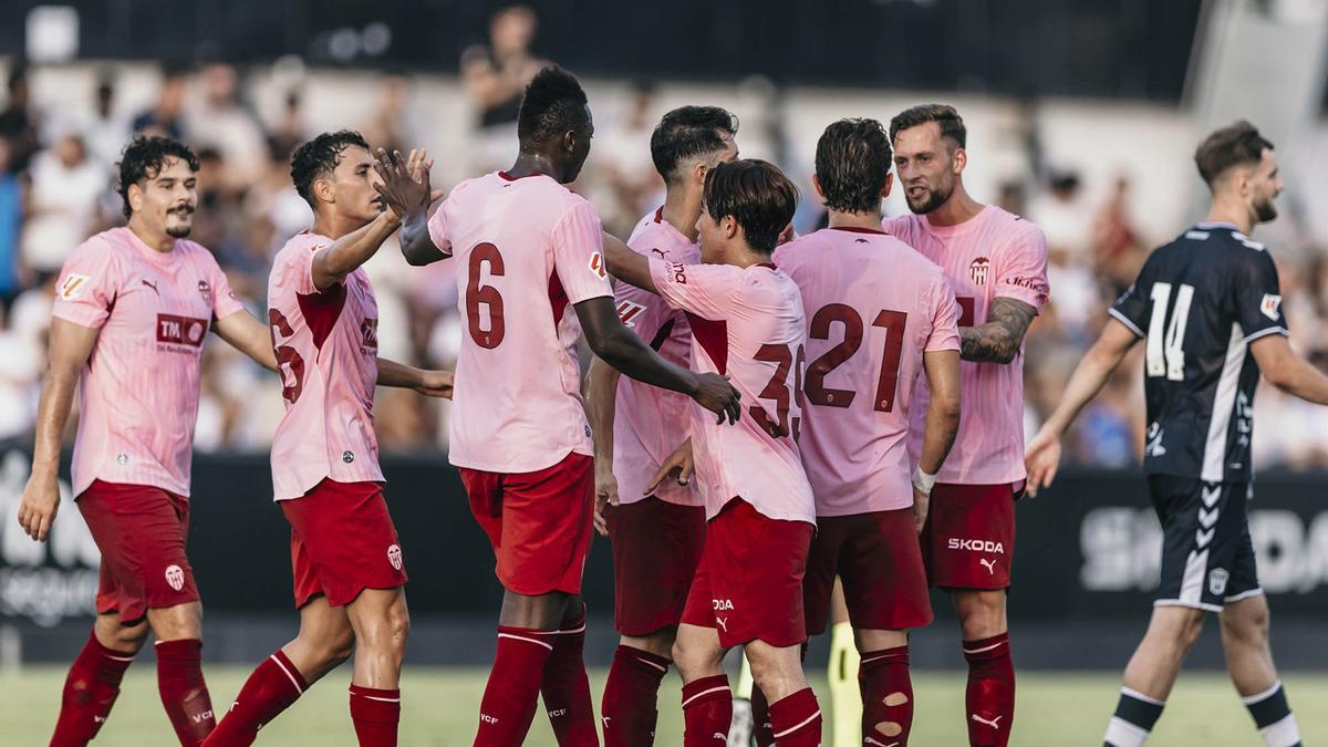 El Valencia CF en la pretemporada frente al Eldense en Paterna