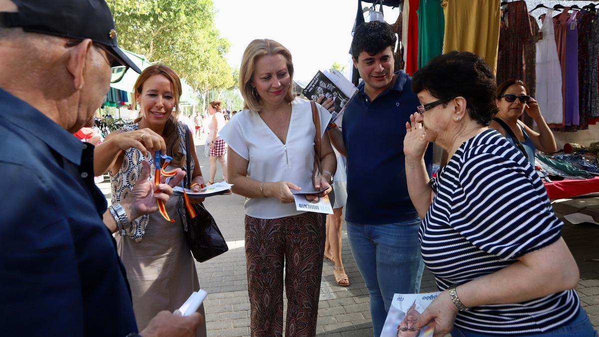 Marian Aguilar e Isabel Prieto, en el paseo electoral realizado este domingo en el mercadillo de El Arenal.