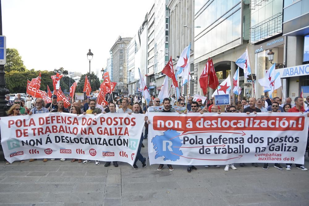 Trabajadores de Comfica,  empresa que presta el servicio de soporte telefónico de R para la provincia de A Coruña, se concentran para protestar contra la deslocalización de los puestos de trabajo.