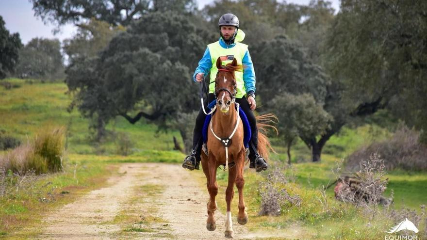 El jinete de Bueu, Jairo Fonseca, con Sacro Or, en una carrera el año pasado en Portugal.