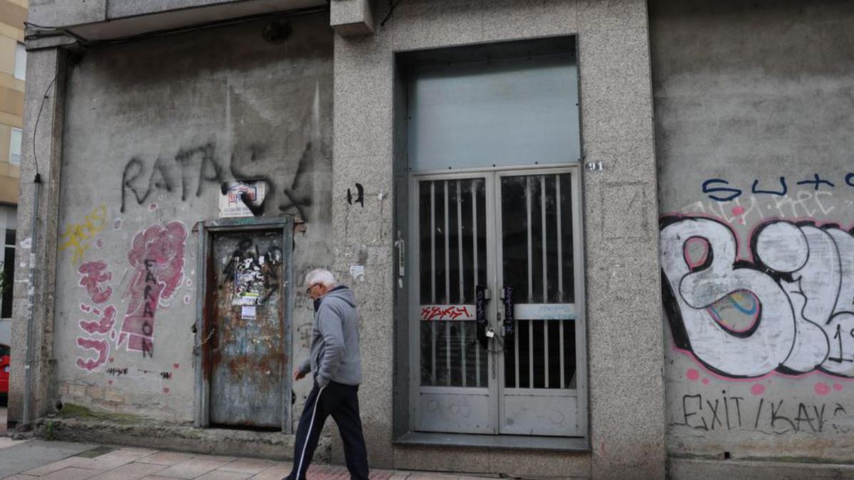 Un hombre pasa junto a la entrada del inmueble de Travesía