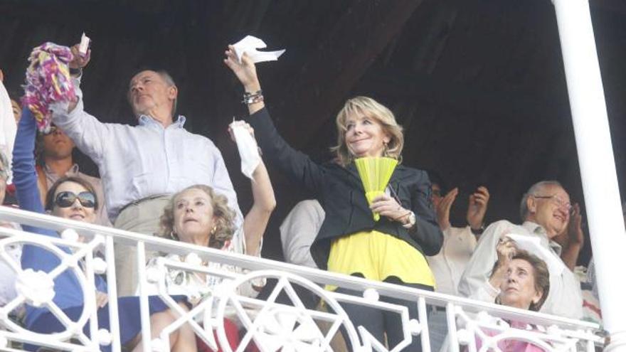 Esperanza Aguirre, pidiendo una oreja en la plaza de toros de El Bibio en 2011.