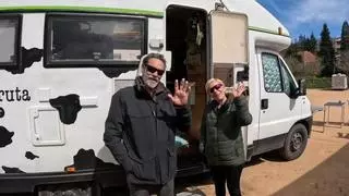 Fernando y Ana, la pareja que dejó atrás la hipoteca y se mudó a una autocaravana de 7 m²: "Es como si fuera una casa, pero nos da la libertad de tener un jardín diferente todos los días"