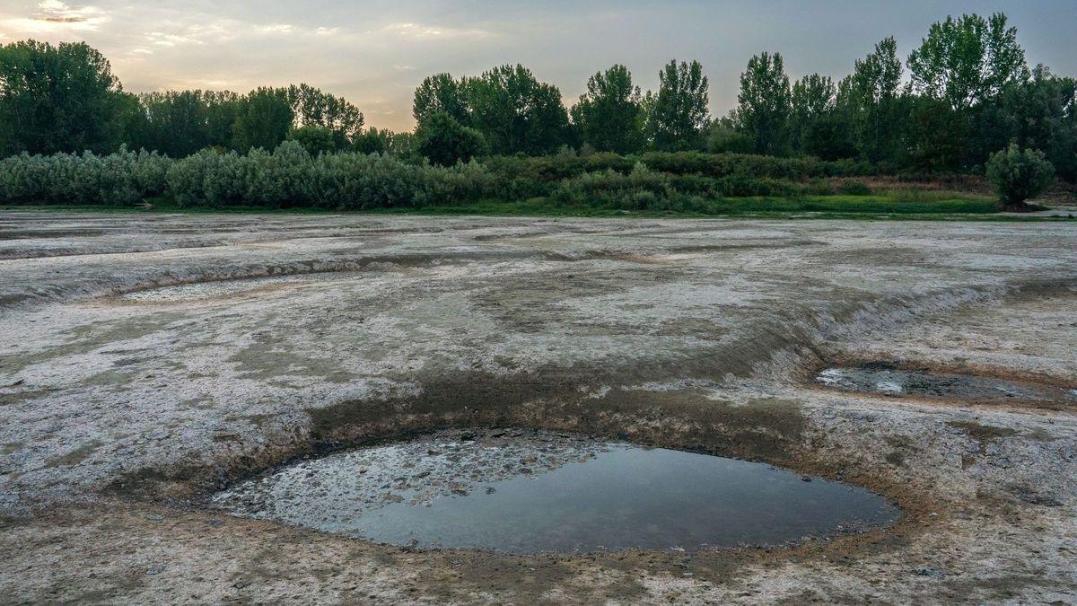 Caudal inexistente del río Danubio a causa de la sequía a su paso por Zimnicea, Rumanía.