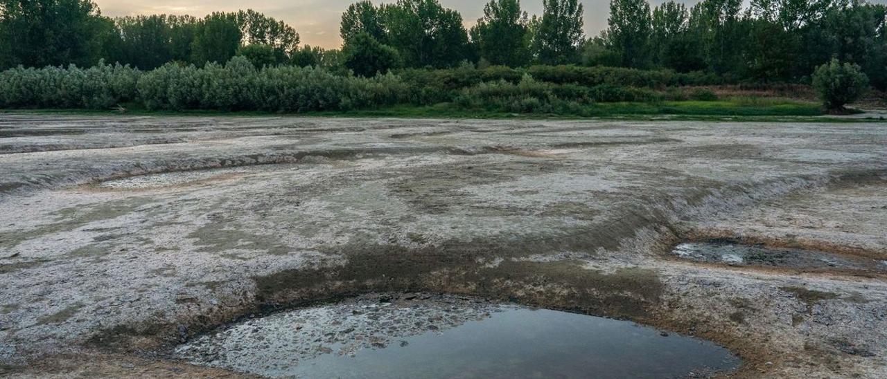 Caudal inexistente del río Danubio a causa de la sequía a su paso por Zimnicea, Rumanía.