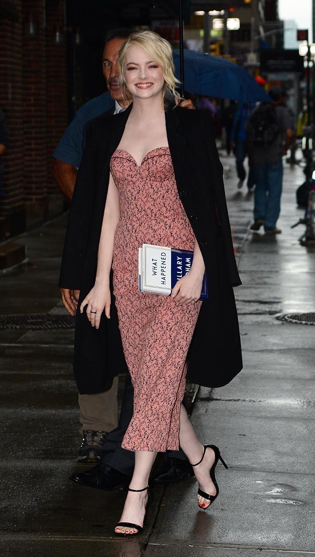 Emma Stone con vestido de Ulyana Sergeenko en Nueva York