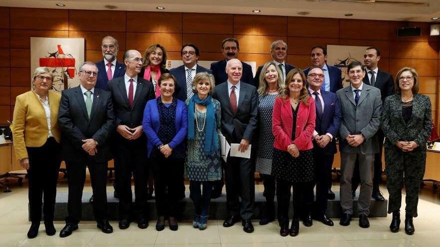 Foto de familia del Consejo Interterritorial de Sanidad. // Efe / J. J. Guillén