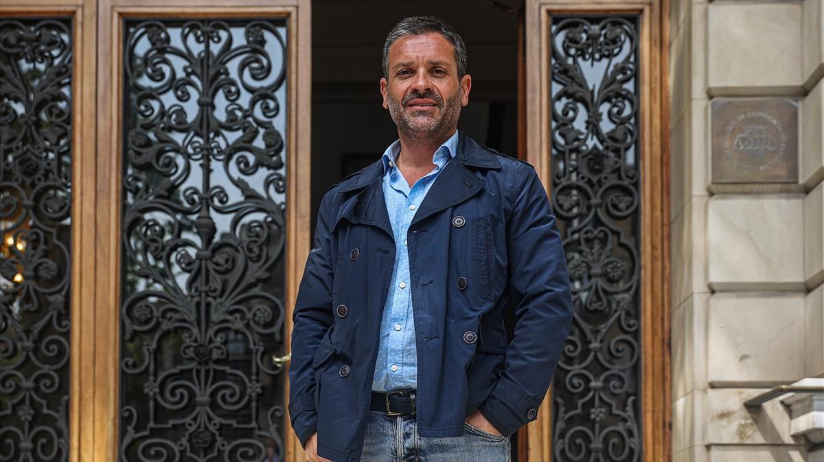 Juan Antonio Serrano, en la puerta del Col.legi de l'Advocacia de Barcelona.  AUTOR  JORDI OTIX