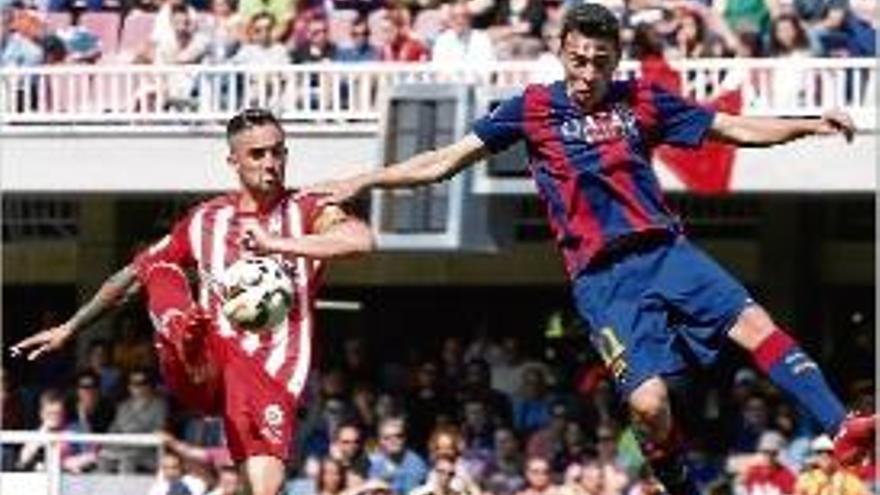 Richy rebutja la pilota davant el salt de Munir, del Barça B.