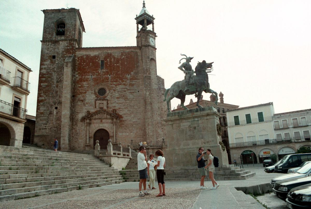 TURISTAS EN TRUJILLO