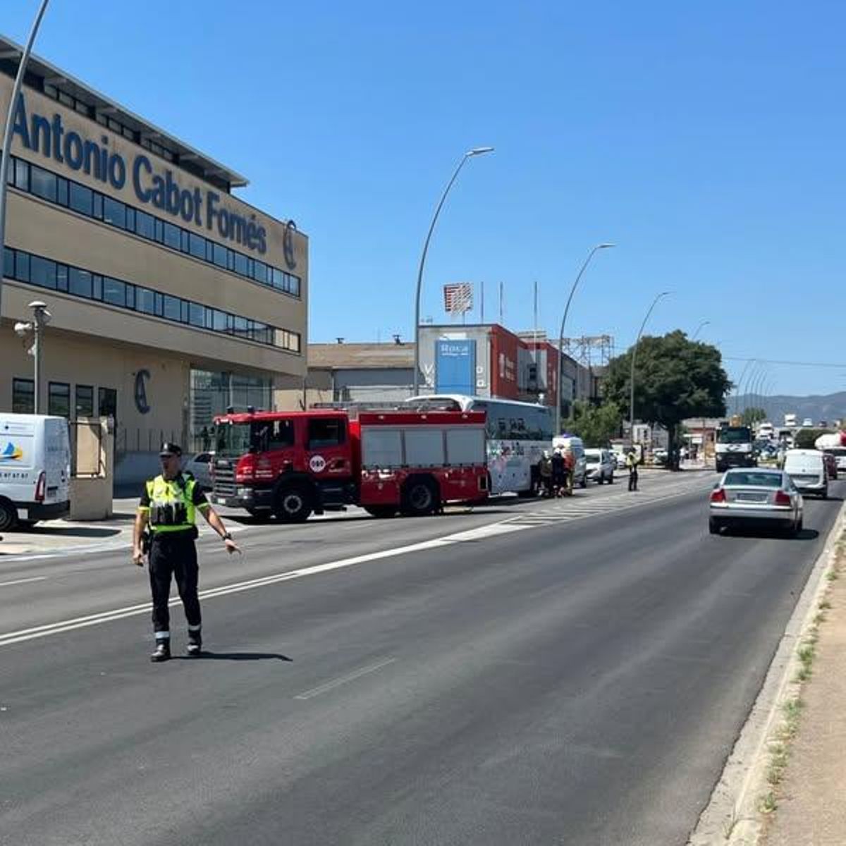 Policías locales regulan el tráfico durante el incendio de las ruedas traseras de un autocar en Son Castelló.