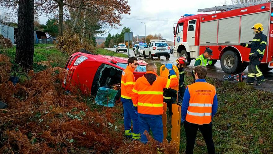 Los servicios de emergencia, en el lugar del accidente. // G.C.