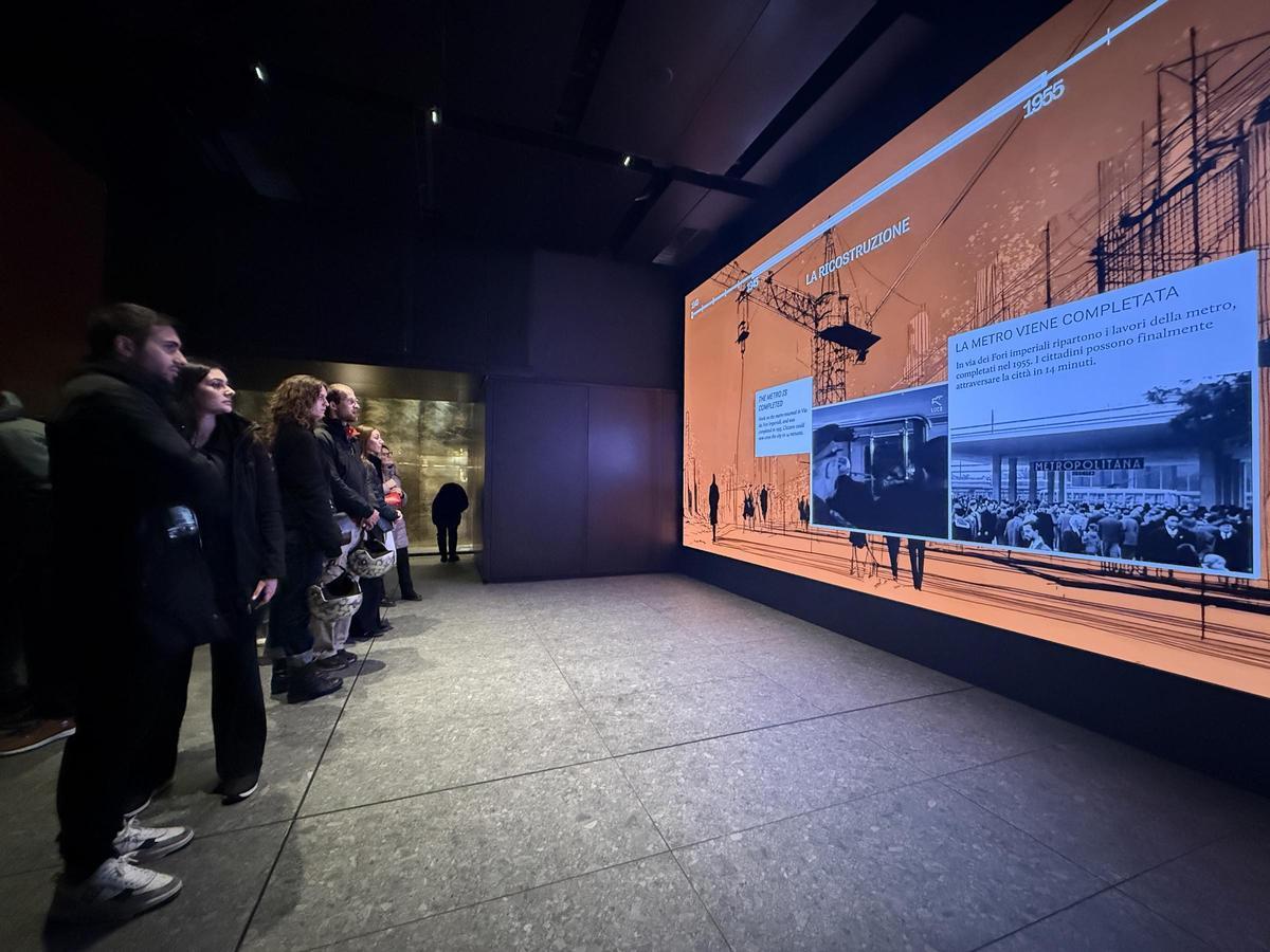 Visitantes/transeúntes en la parada del metro.