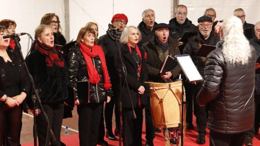 El coro "Contracanto" anima la Navidad en Las Meanas antes de la Nochevieja infantil | MARA VILLAMUZA