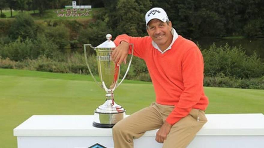 Santi Luna con el trofeo Farmfoods European Senior Masters 2018.