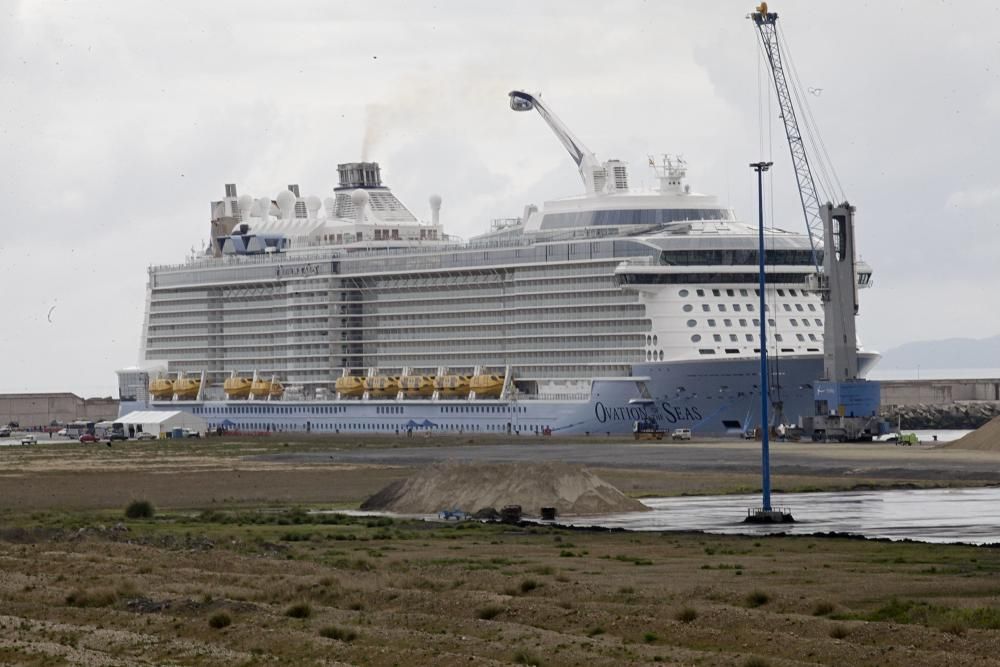 El crucero "Ovation of the Seas" en Gijón