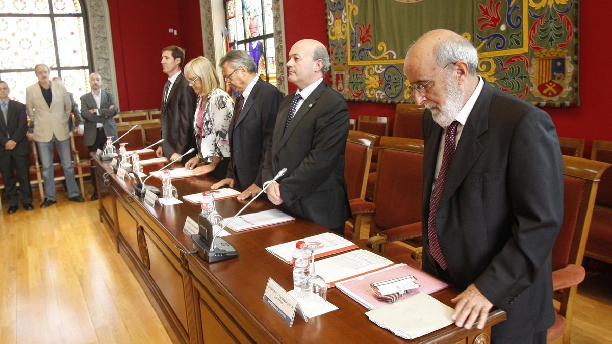 El historiador Agustín Ubieto, en primer término, en un acto de apertura del curso de la Universidad de la Experiencia, en el Paraninfo de Zaragoza.