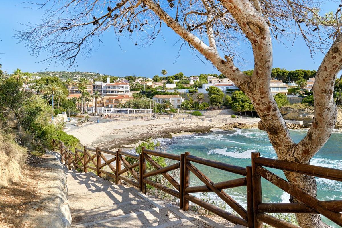 Paseo marítimo de madera a través del mar