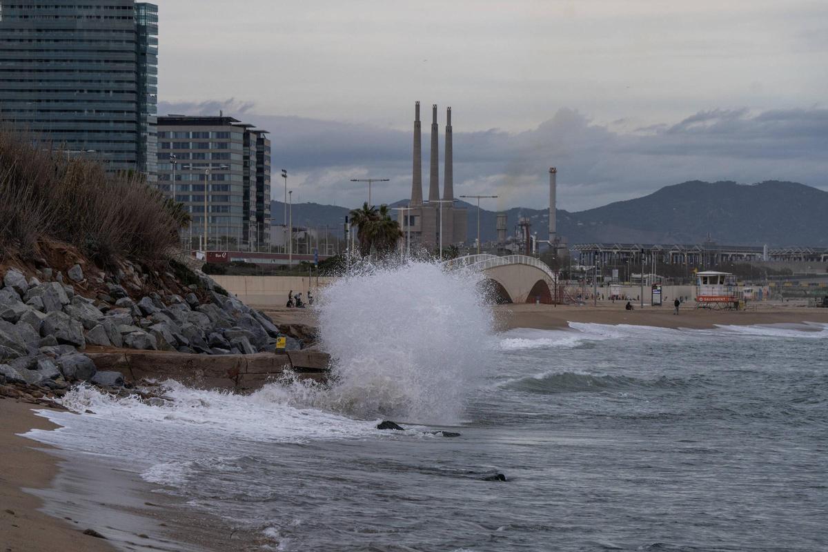 Fuerte oleaje en las playas de Barcelona