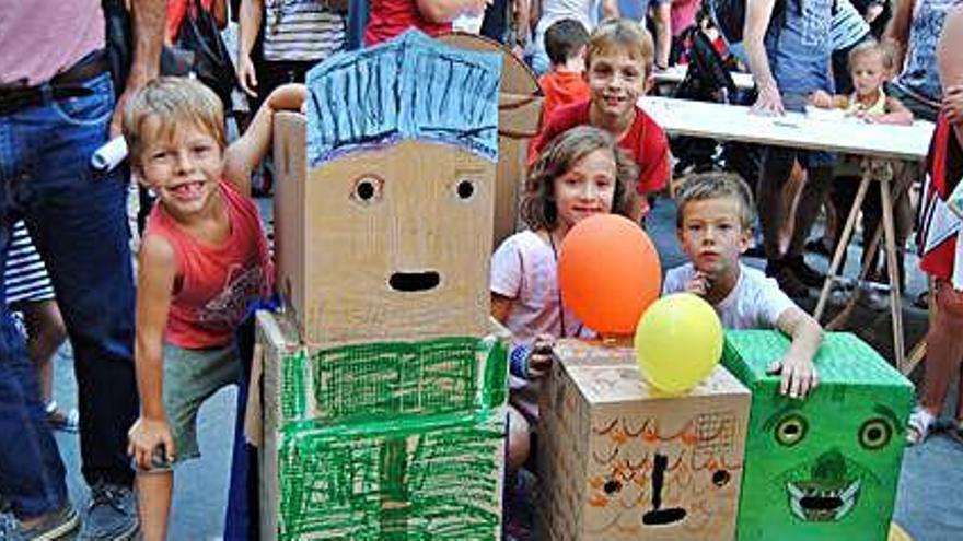 Participants a la trobada amb gegantons fets per ells mateixos