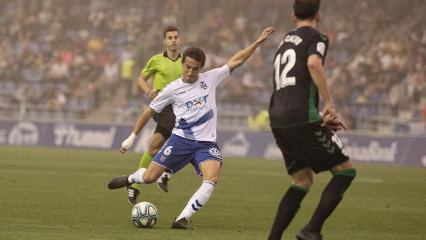 Luis Milla y Dani Calvo, en una jugada del partido Tenerife-Elche disputado el pasado sábado en el Heliodoro Rodríguez López.