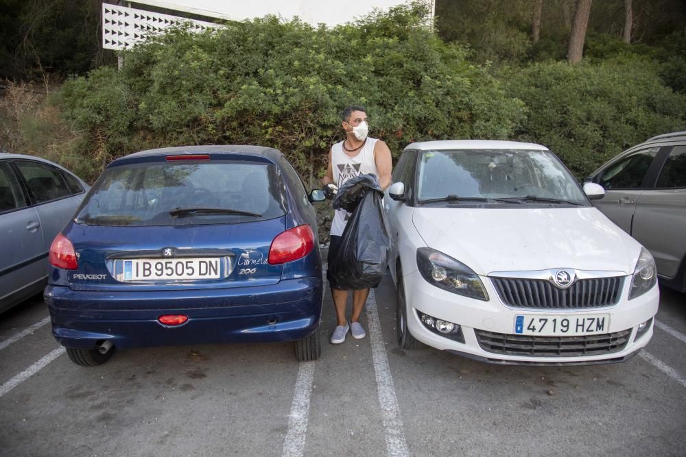 Vecinos de Cala Major limpian el bosque de Can Tàpera y  el parking público del barrio