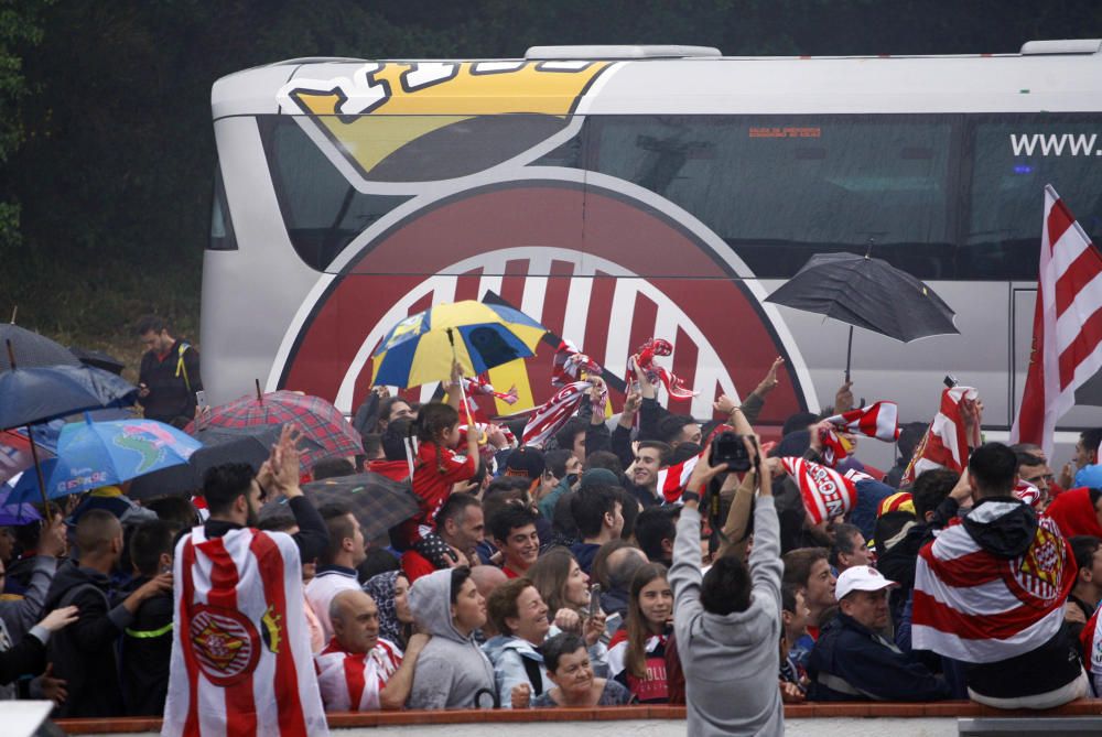 Centenars d'aficionats reben al Girona sota la pluja