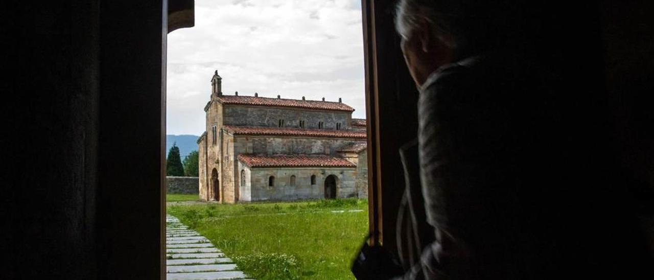 Al fondo, la iglesia del monasterio de San Salvador de Valdediós, en Villaviciosa.