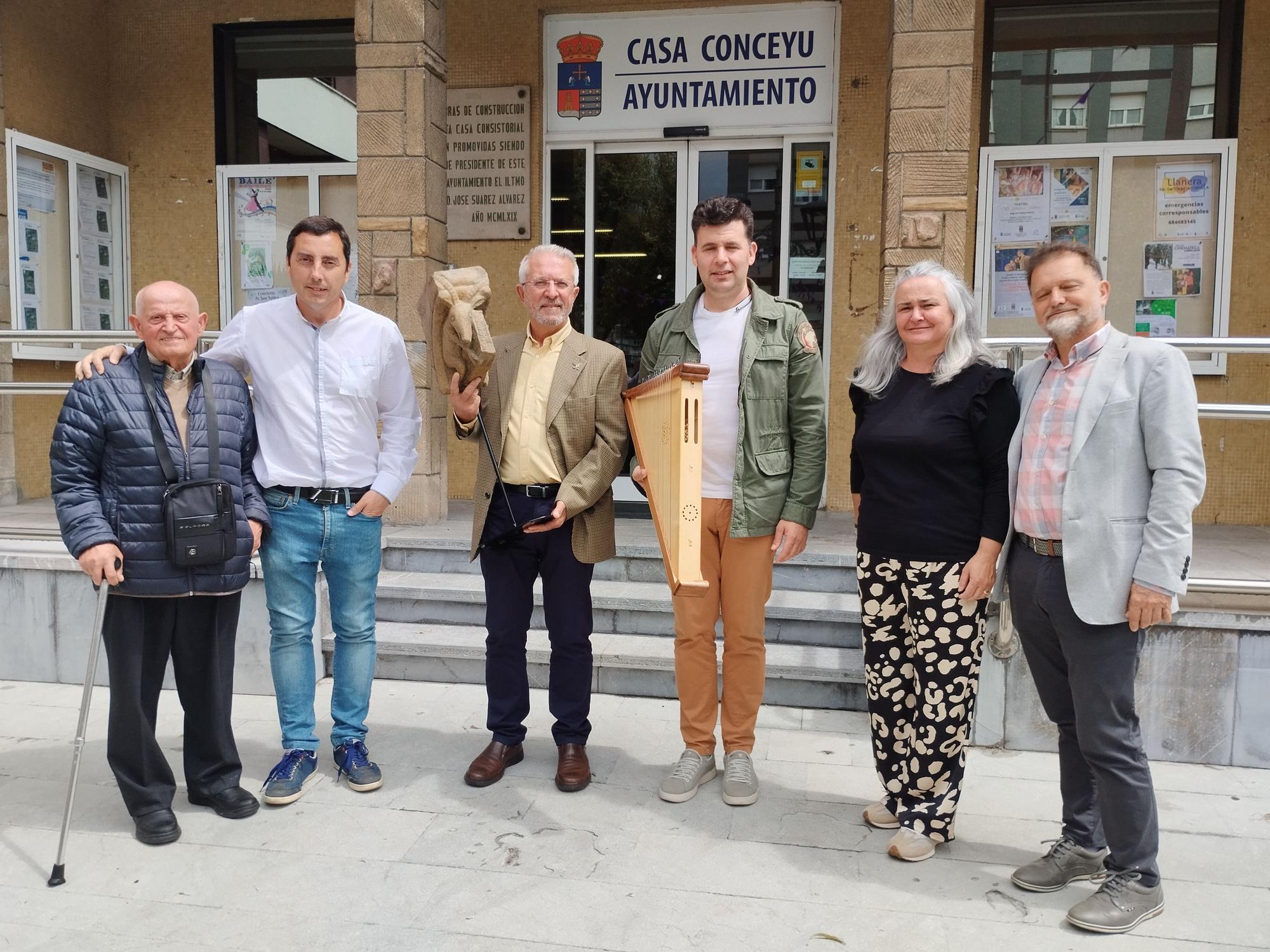 Llanera recrea el instrumento medieval que aparece en la cantería de la iglesia románica de Arlós: "Había un tesoro que no conocíamos"