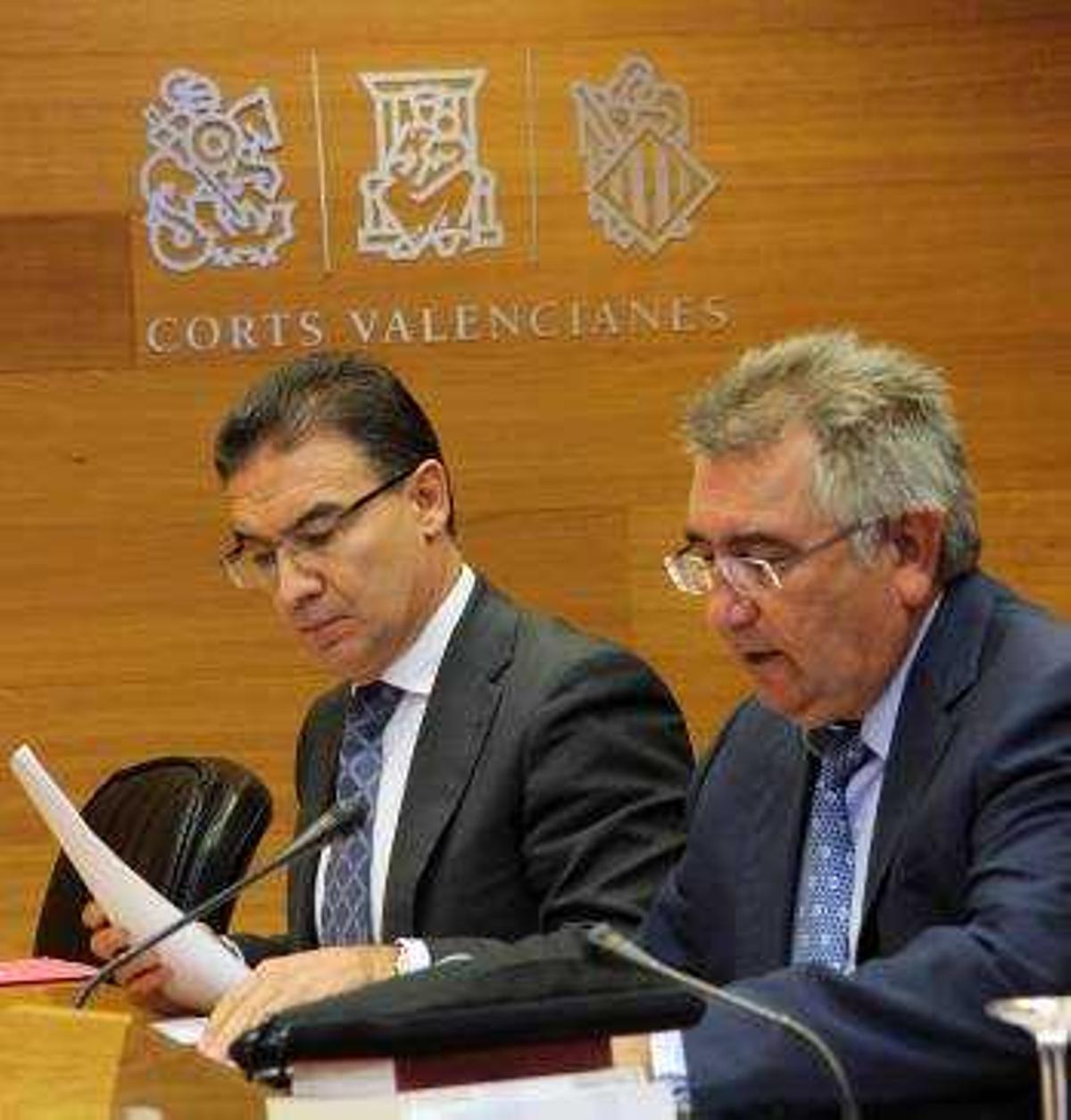 Serafín Castellano y Fernando Giner, ayer, en las Corts.