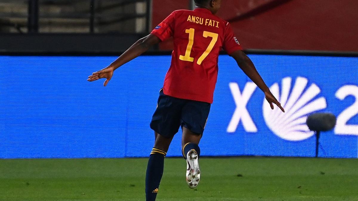 Ansu Fati celebra alborozado el primer gol que marca con la selección española.