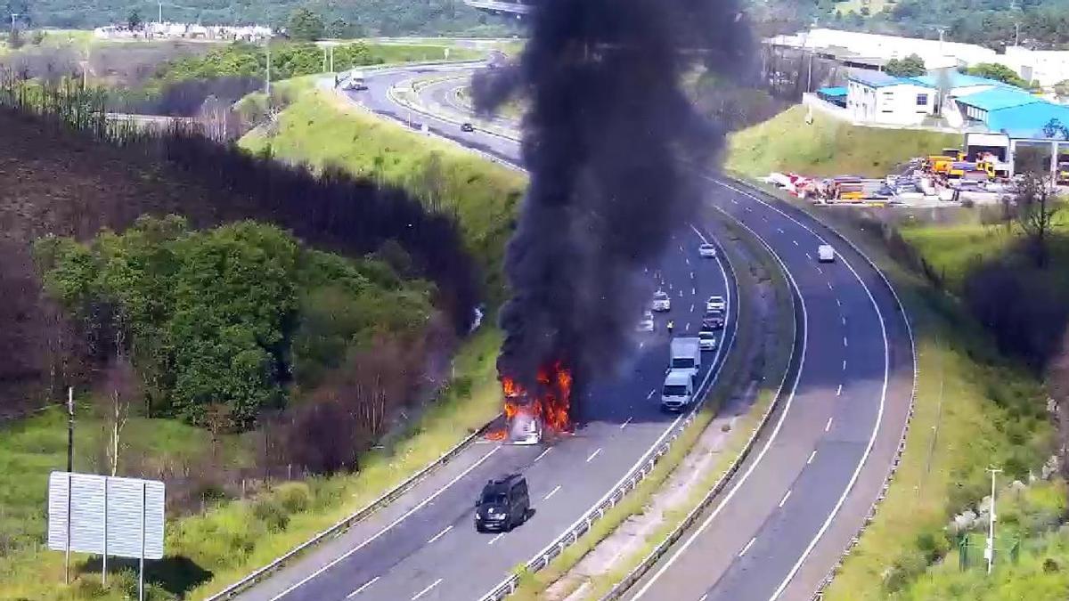 Un camión arde en la A-52 en A Gudiña tras un choque con otro que causó un herido