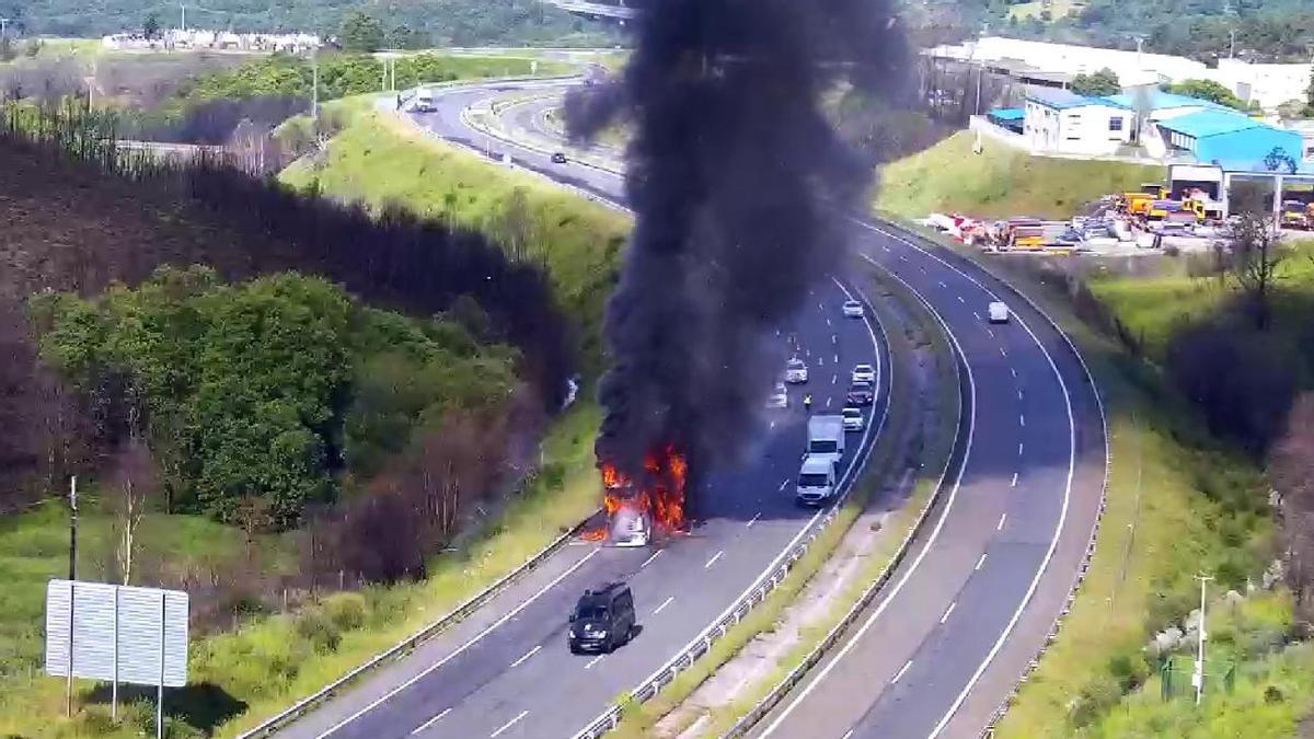 El choque de dos camiones en la A-52 en A Gudiña deja un heridos y uno de los vehículos ardiendo