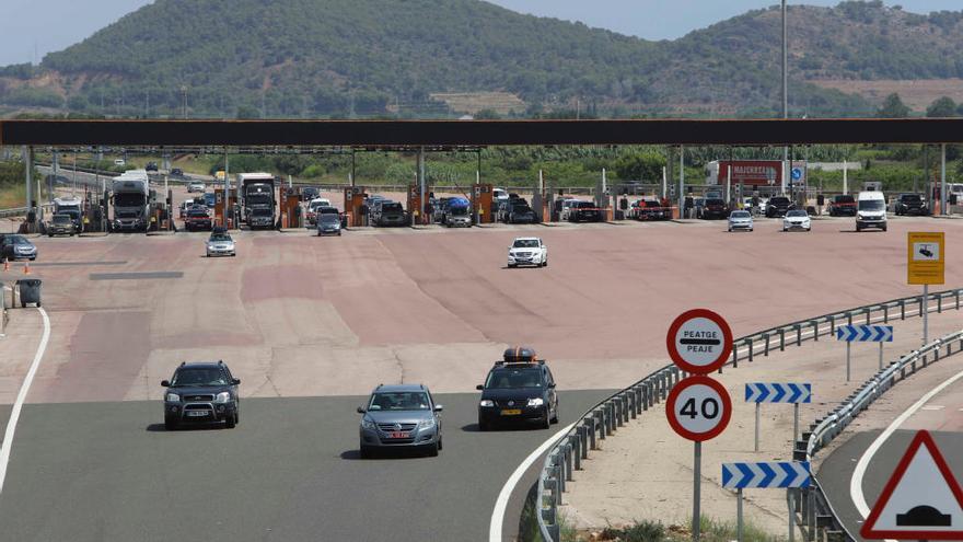 Vehículos a la salida de un peaje en València.