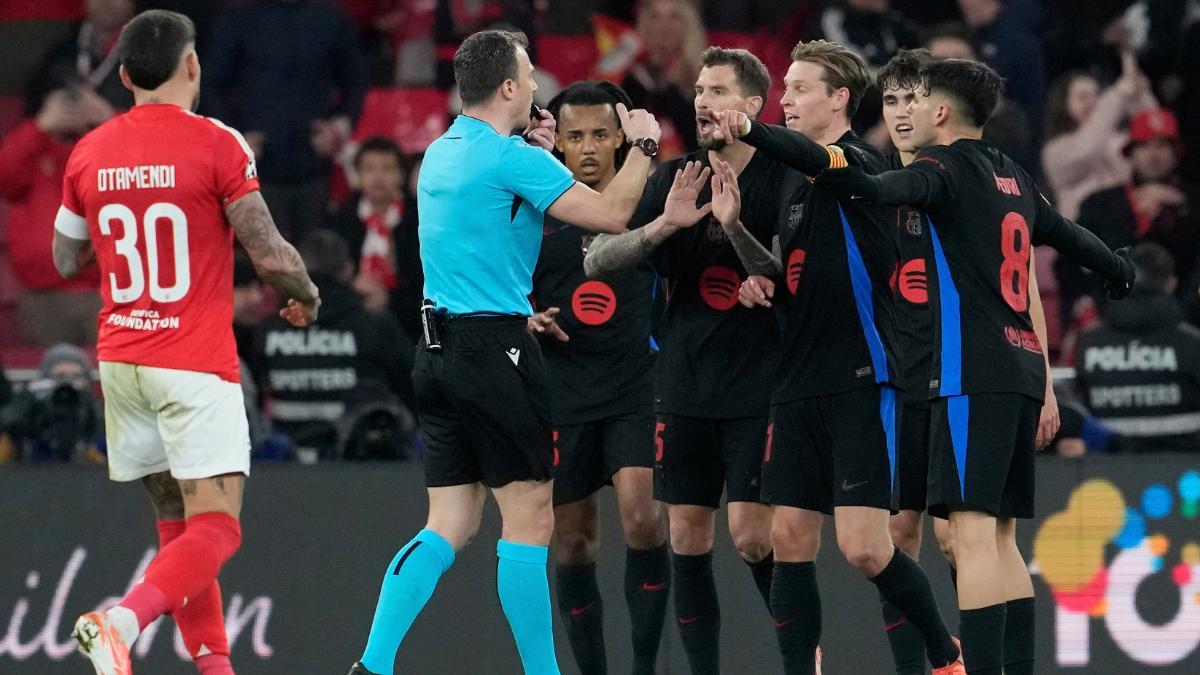 Benfica - FC Barcelona: La expulsión de Cubarsí