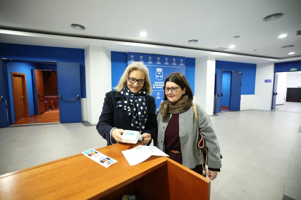 La concejala Isabel Monfort y la directora de la Caixa Rural Burriana, Isabel Ferrer, comprobaron la instalación del datáfono.