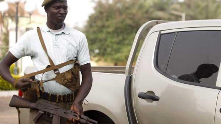 Un soldado protege el Parlamento de Guinea Bissau.  // André Kosters