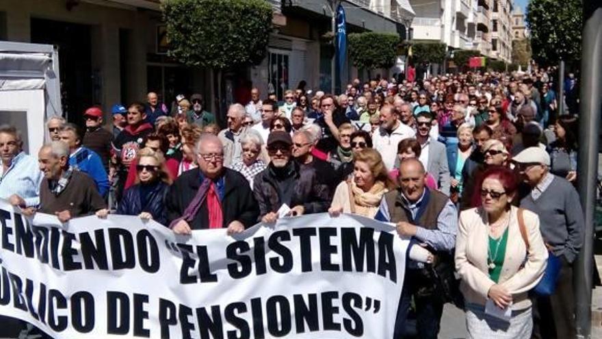 Más de 500 personas acuden a la manifestación en defensa de las pensiones públicas