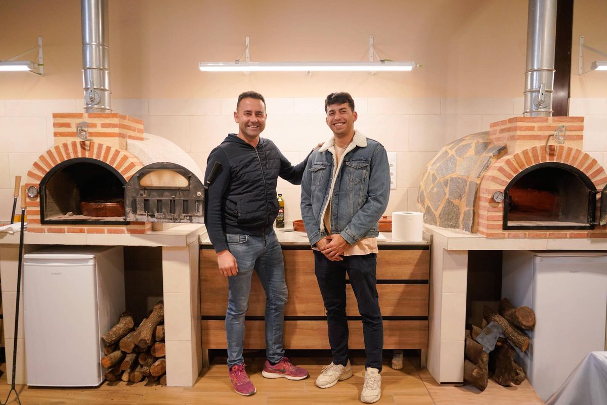Héctor Pascual (izquierda) junto a un trabajador muestra dos hornos de la Escuela de Cocina.