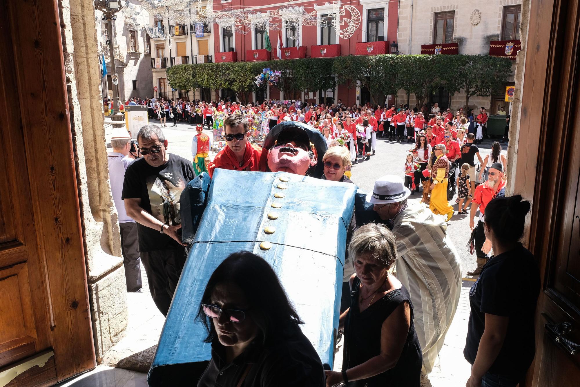 Ofrenda a la patrona de los Moros y Cristianos de Villena