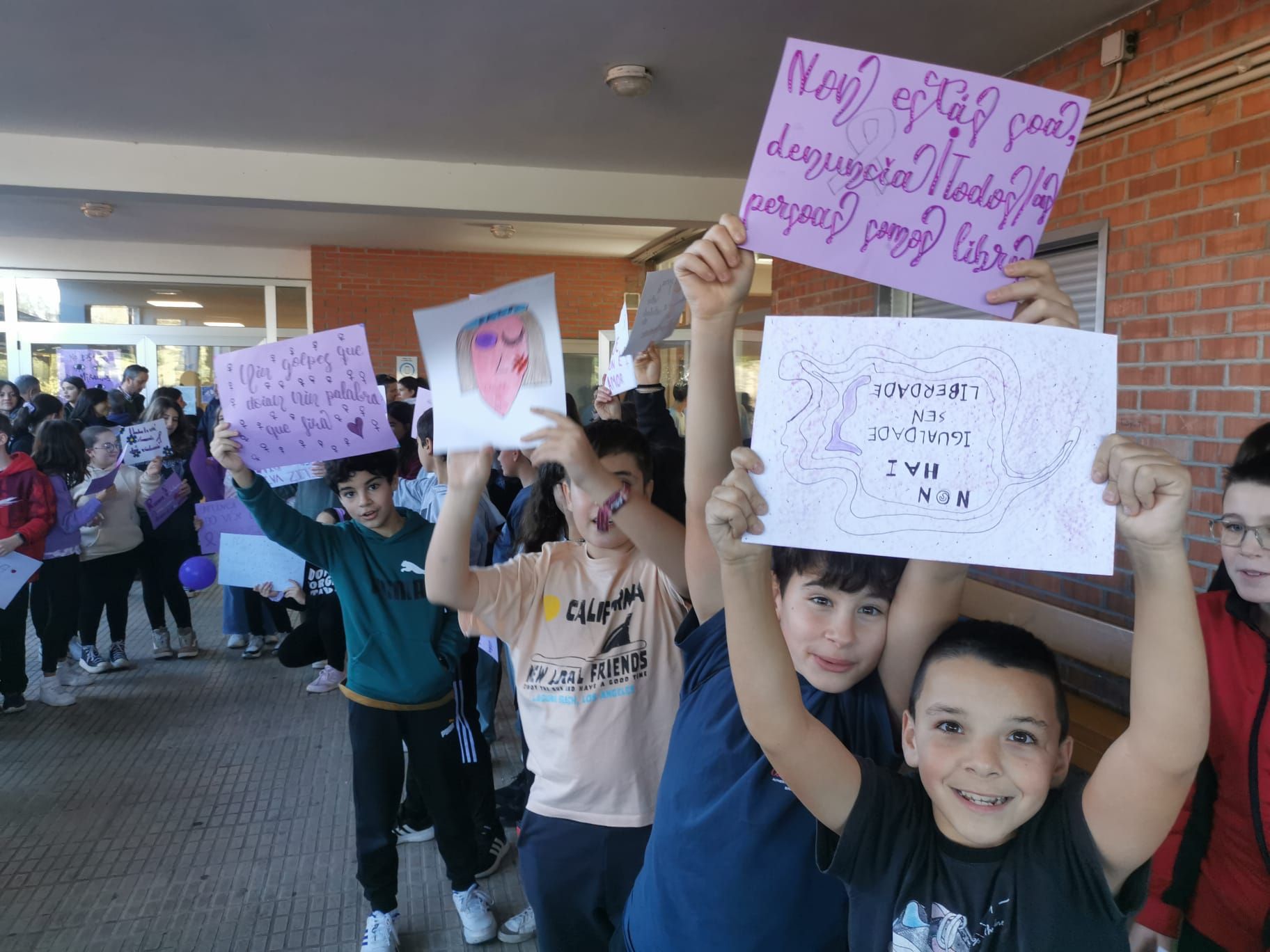 Pancartas en el IES Antón Losada.