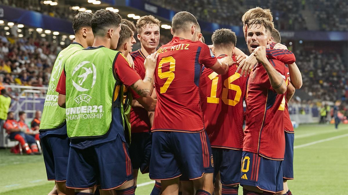 Los jugadores de España celebran el primer gol de Baena ante Rumanía
