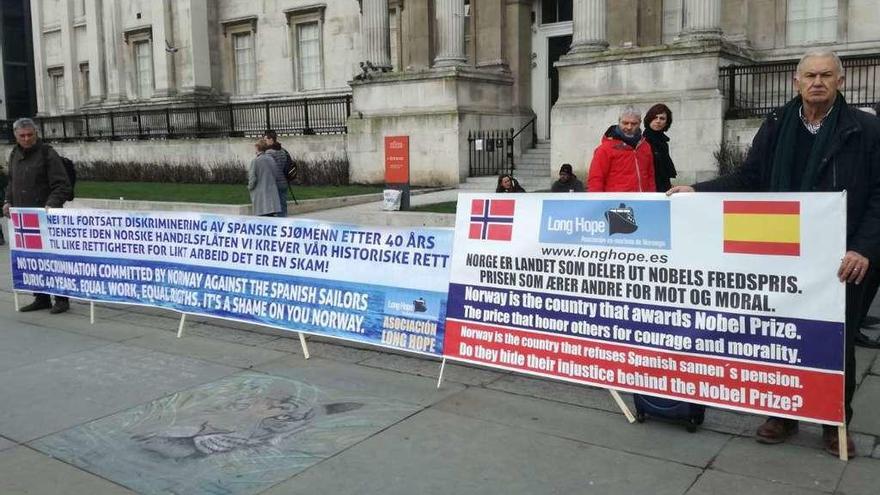 Los exmarinos gallegos en Noruega reclaman en Londres sus pensiones