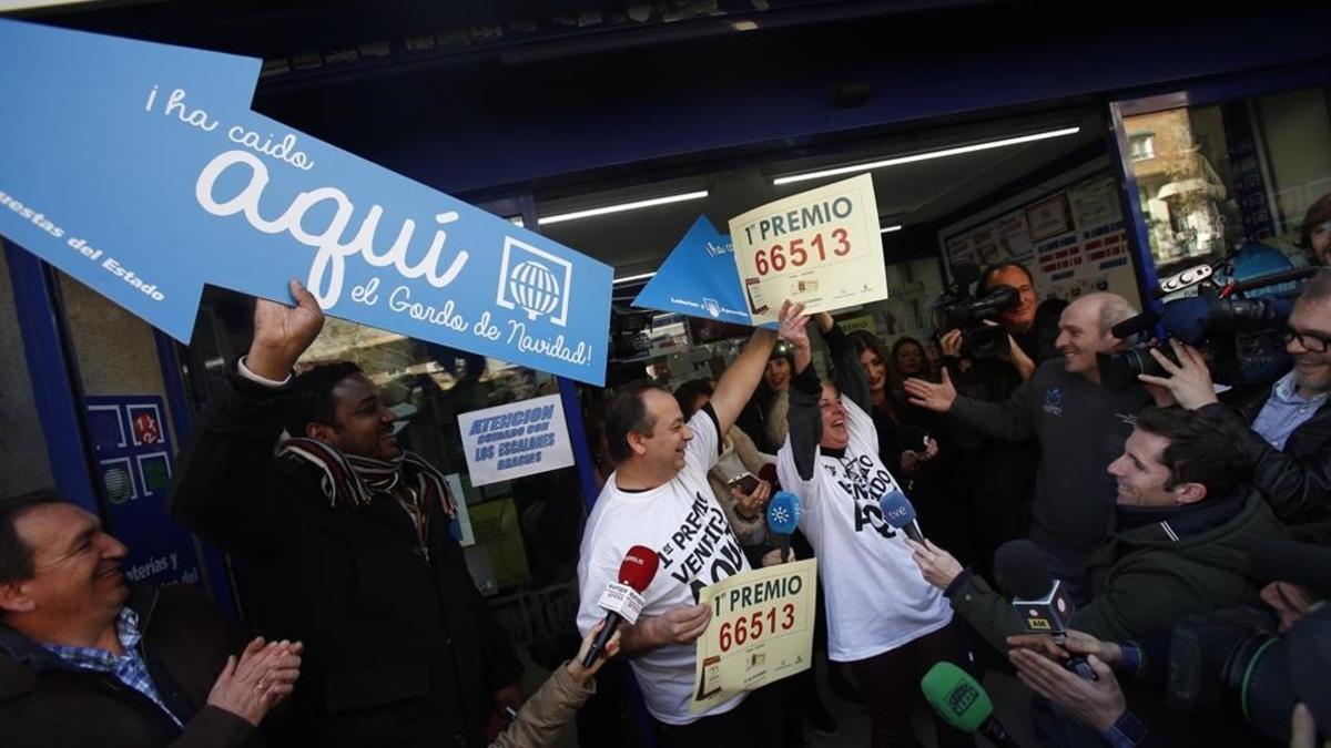 Los loteros de la administración del Paseo de la Esperanza, en Madrid, celebran el Gordo.