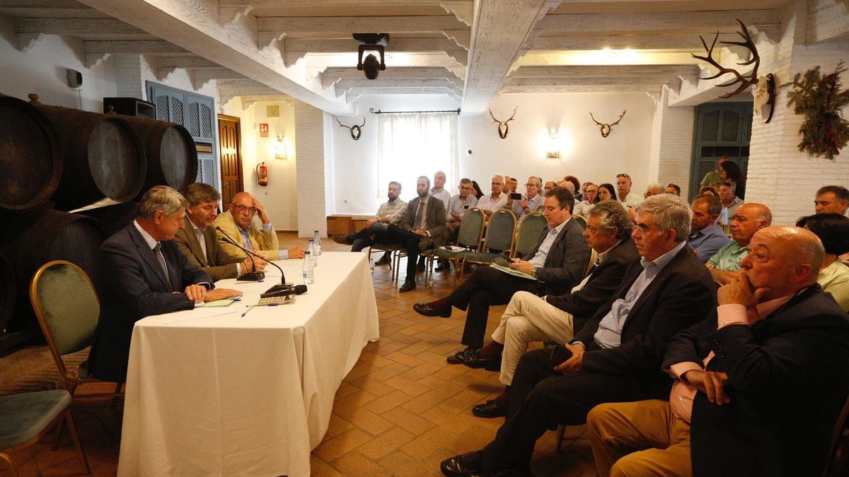 Rafael Sánchez de Puerta, Francisco Acosta y Juan Rafael Leal, en la clausura de la asamblea.