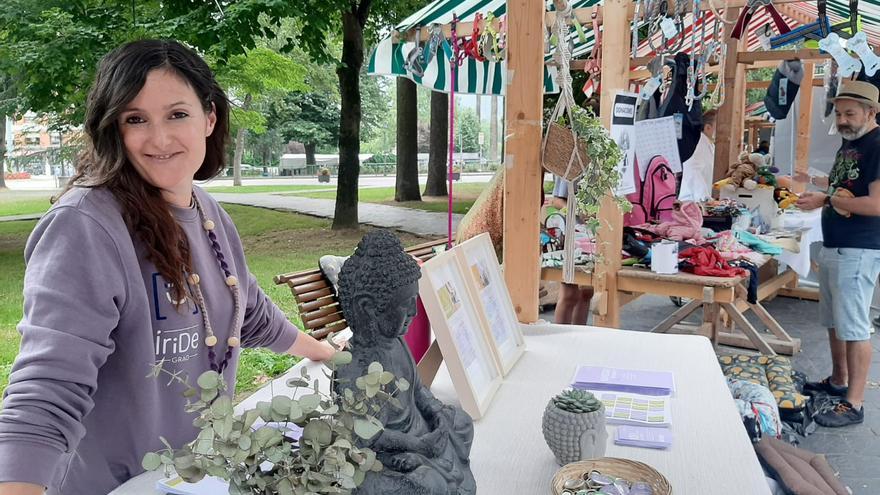 Grado anima a los vecinos a cuidarse en la Feria de la Salud: numerosos puestos ofrecen a los visitantes sus servicios