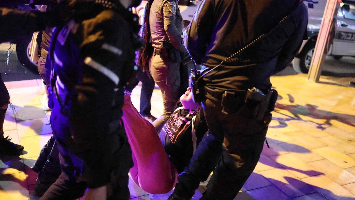 La policía israelí arresta a una mujer durante una manifestación contra la guerra en Tel Aviv.