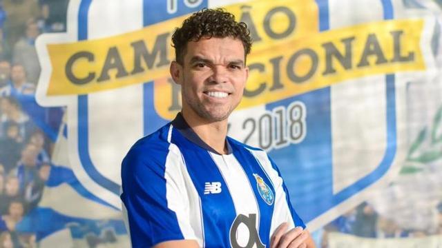 Pepe posa con la camiseta de su nuevo equipo.